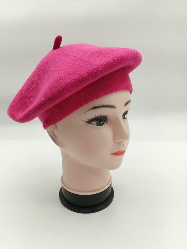 «Varm rosa ullstrikket fransk baskerlue med midtknapp