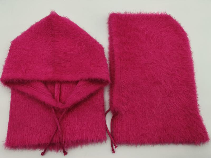 Knallrosa fluffy kunstpels hetteskjerf med snørelukning og matchende nakkevarmere.