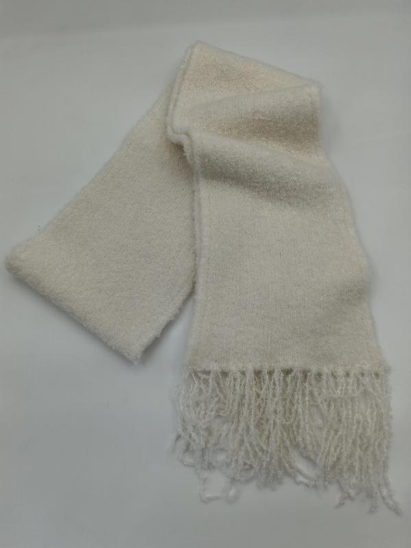 Kremhvitt boucléskjerf i ull med frynser – mykt teksturert vinterskjerf i off-white.