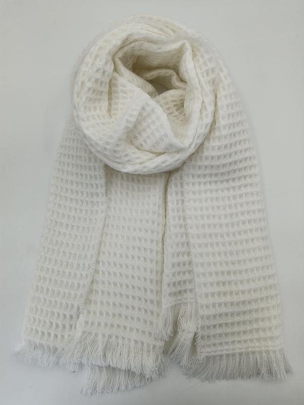 Elfenbensfarget vaffelvevd skjerf med frynser – lett og elegant wrap-stil i nøytral farge.