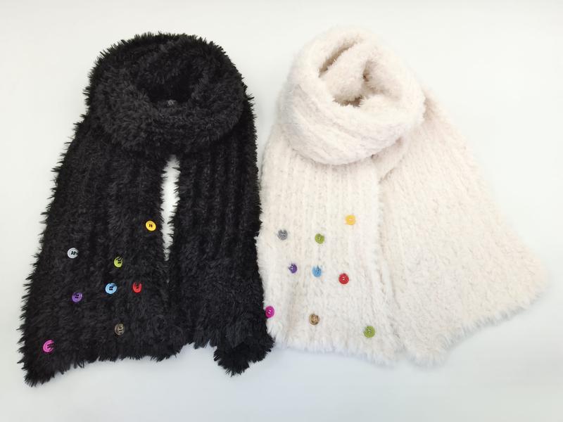 «Svart og kremhvit fluffy strikket skjerf med dekorative knapper