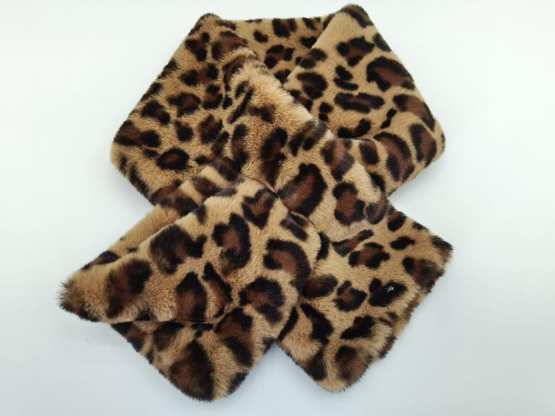 «Brun og beige leopardmønstret halsomslag i kunstig pelsmateriale»