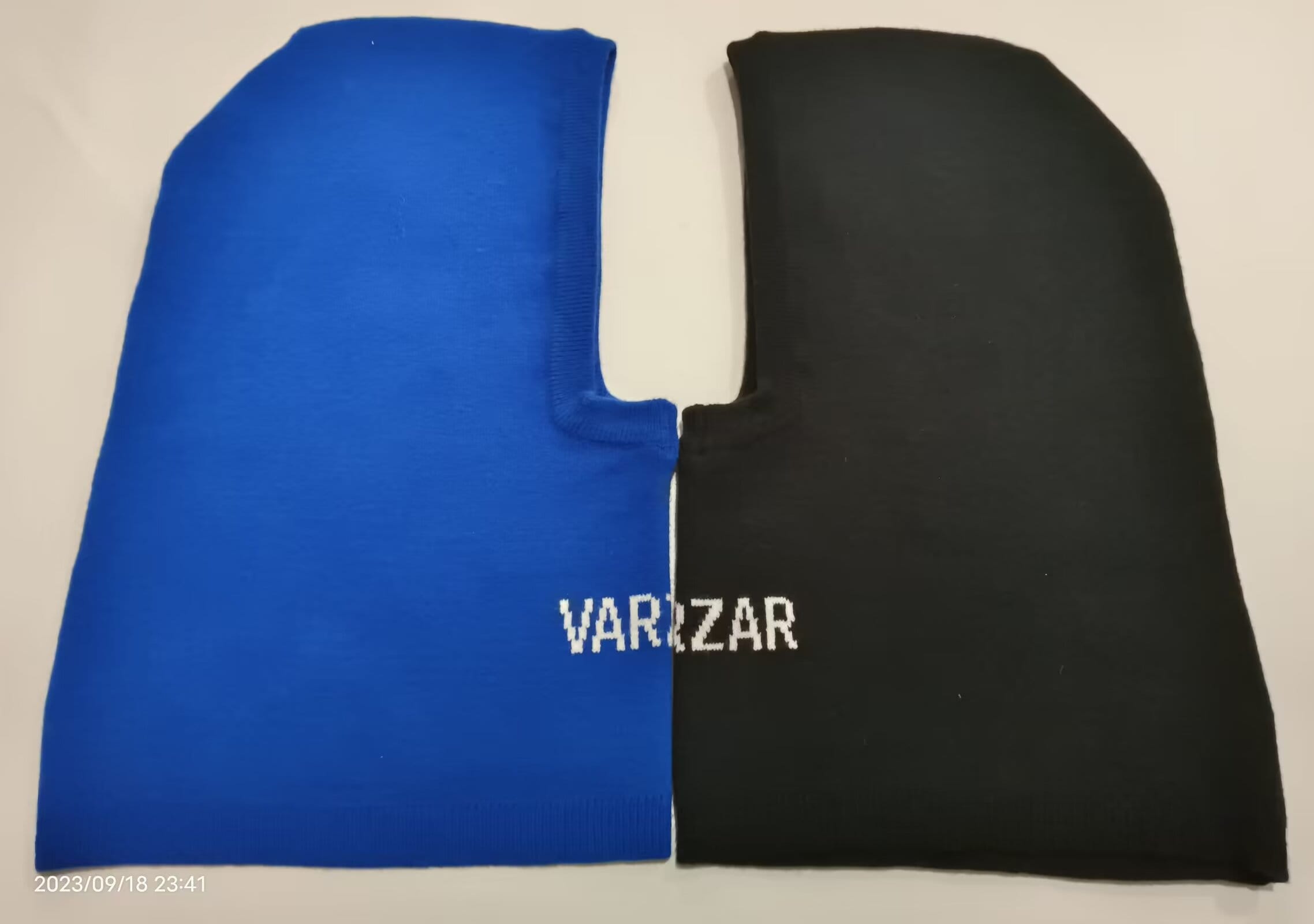 Blå-svart ribbestrikket balaclava med ansiktsåpning og logo