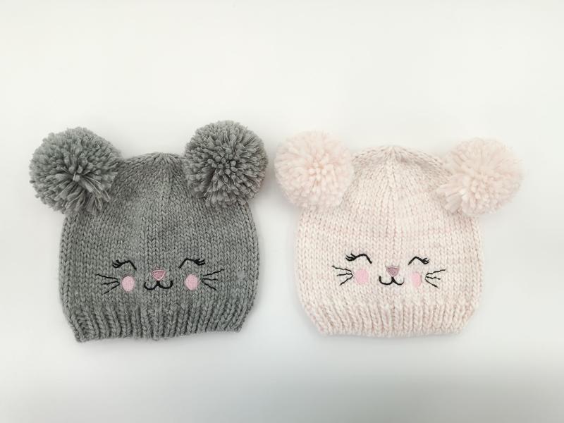 Grå og rosa strikket lue med katteører og doble pompomer til baby.