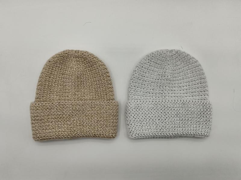 «Chunky strikket lue med oppbrett i beige og lysgrå