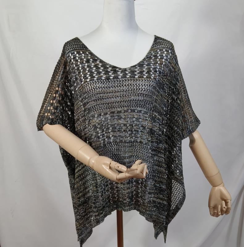 «Mørk multifarget strikket poncho-topp med asymmetrisk snitt og korte ermer i åpen hekling.»