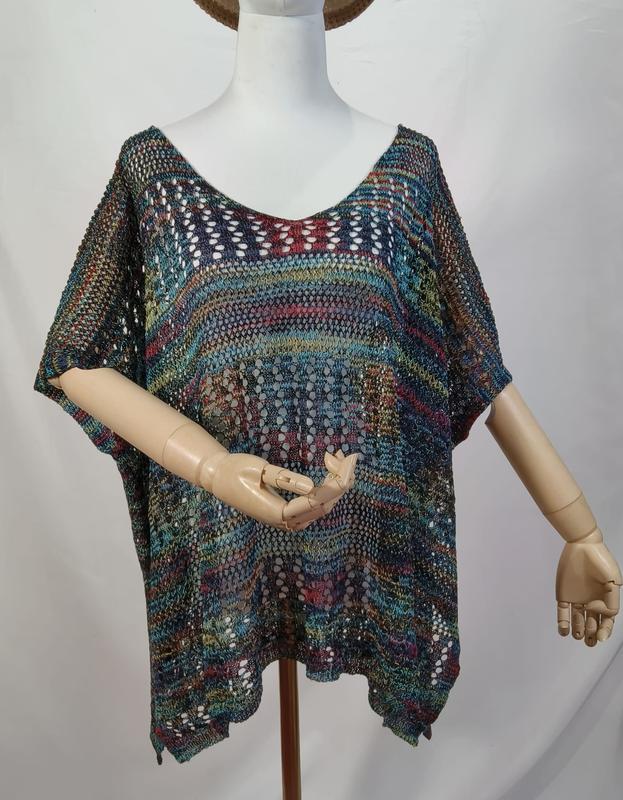 Fargerik boho-poncho i åpen heklet strikk med korte ermer