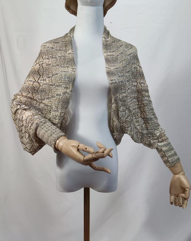 Beige-grå åpen strikket bolero med blondekant og raglanermer