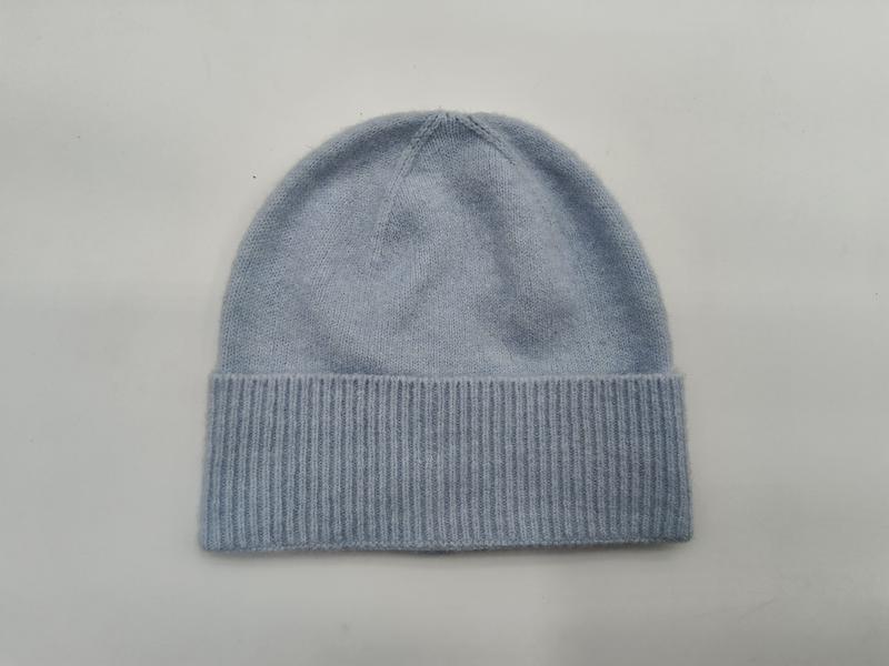 Lyseblå myk strikkelue i cashmere-feel med ribbekant.