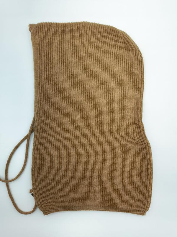 Kamelbrun ribbestrikket balaclava hette med justerbare bindebånd.