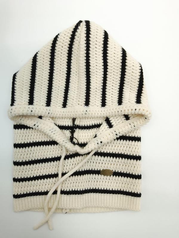 Kremfarget og svart stripet heklet hoodie-genser med snøring. Avslappet og stilig knittet design.