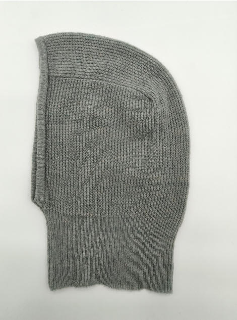 Grå ribbestrikket balaclava hette med åpning for ansiktet.