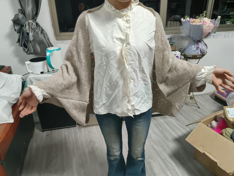 Beige strikkecardigan lagdelt over kremfarget quiltete skjorte med knapper