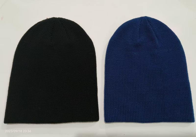 To svarte strikkeluer i svart og kongeblå med ribbet tekstur – grossist vintersett for Plain Knit Beanie Skull Cap