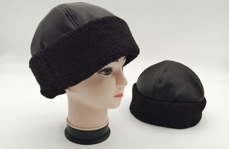 «Svart vinterlue i kunstlær og sherpa fleece