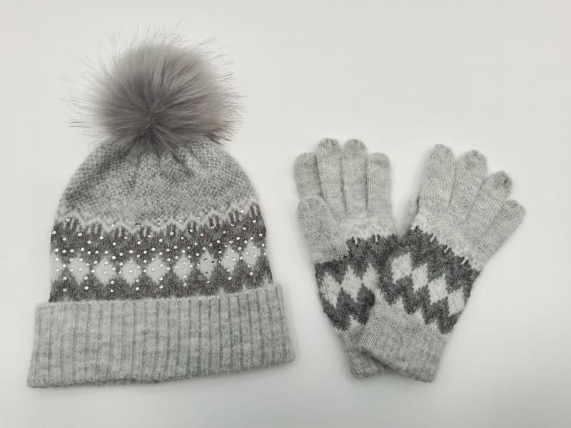 Grå Fair Isle-lue og vottesett i strikk med kunstpels-pompom og perledetaljer.