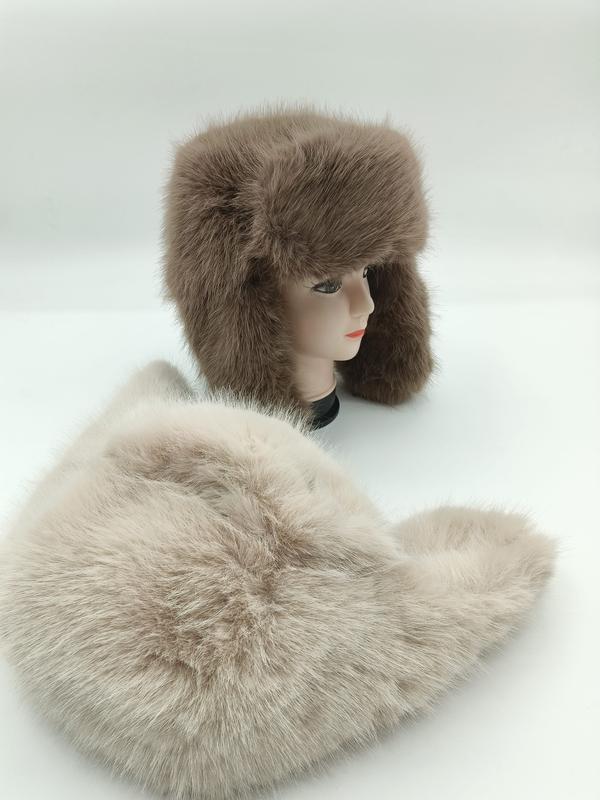 «Taupe kunstpels ushanka-lue med øreklapper og matchende skjerf