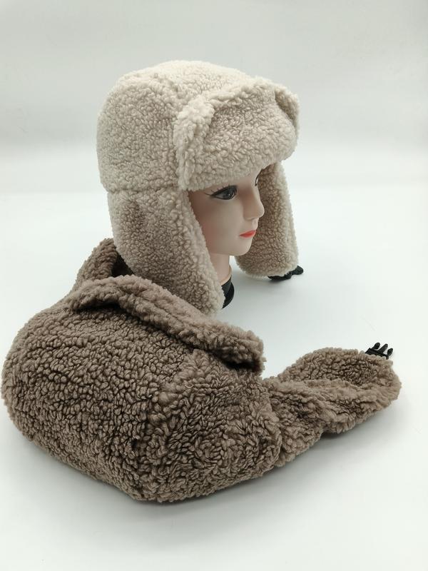 «Kremfarget trapper-lue i sherpa-fleece med øreflapper i taupe»