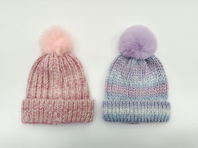 «Rosa og lavendel grovstrikket lue med pompom