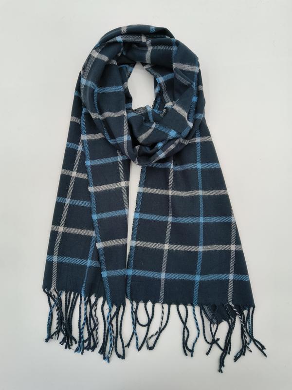 Marineblå rutete tartan-skjerf med frynser i endene.
