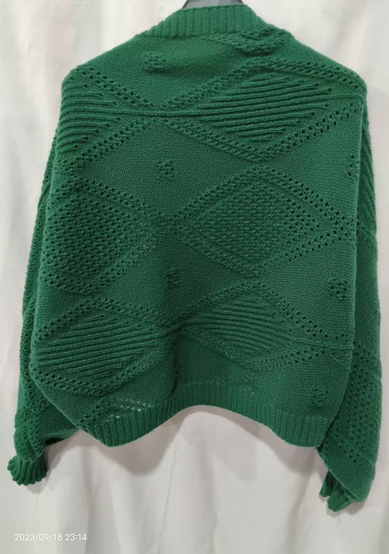 Grønn grovstrikket pullover med geometrisk diamantmønster og ribbkant – sett bakfra. Grossistleverandør av strikkegensere.