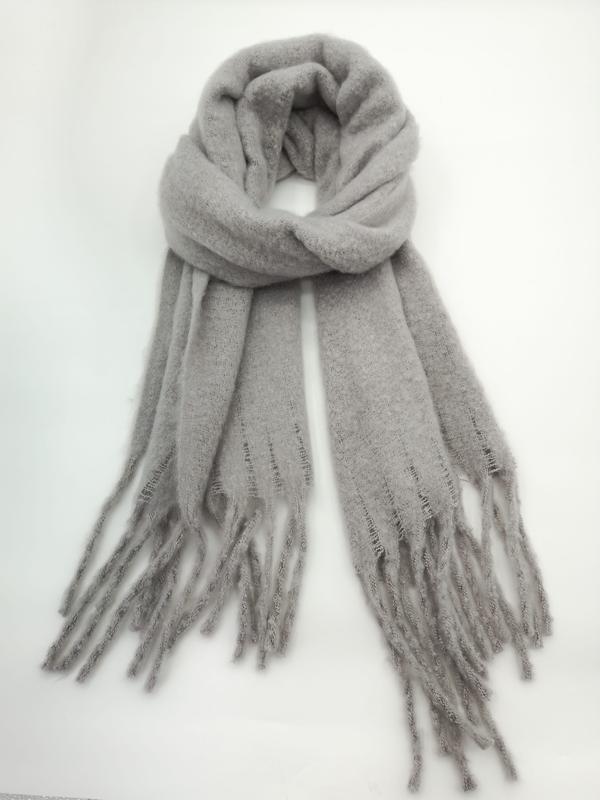 Lys grå myk strikkeskjerf til vinter med lange frynser og tassels.