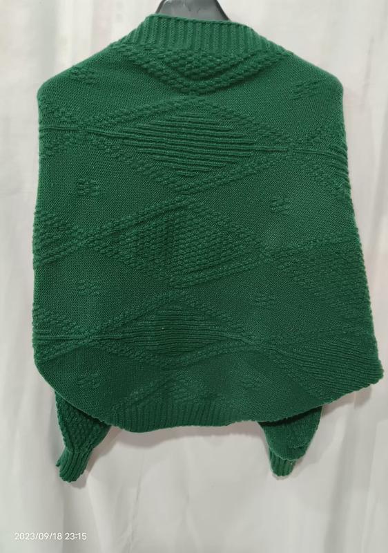 Smaragdgrønn poncho-genser med diamantmønster