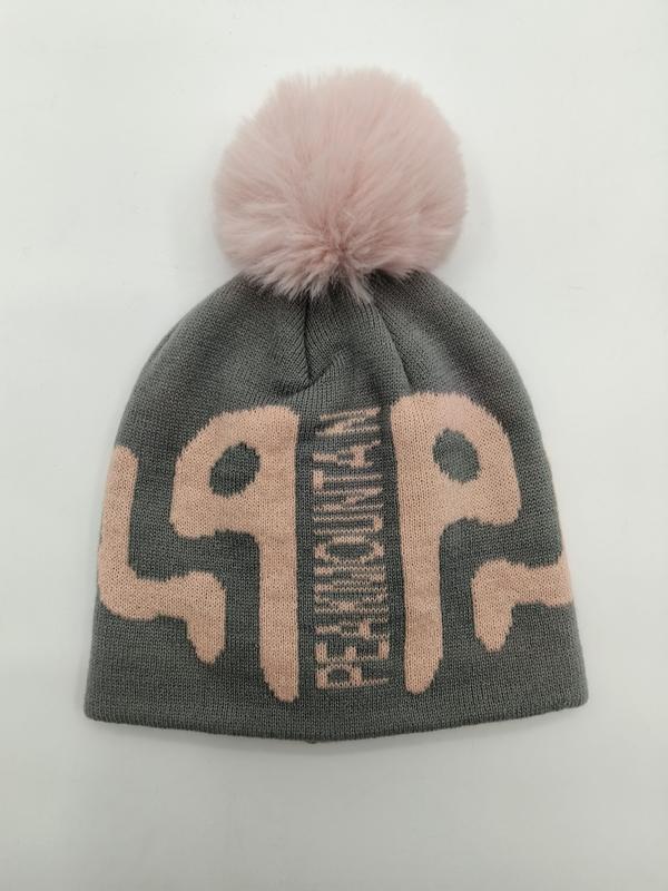 Grå og rosa strikket lue med kunstig pelskule på toppen og grafisk tekst.
