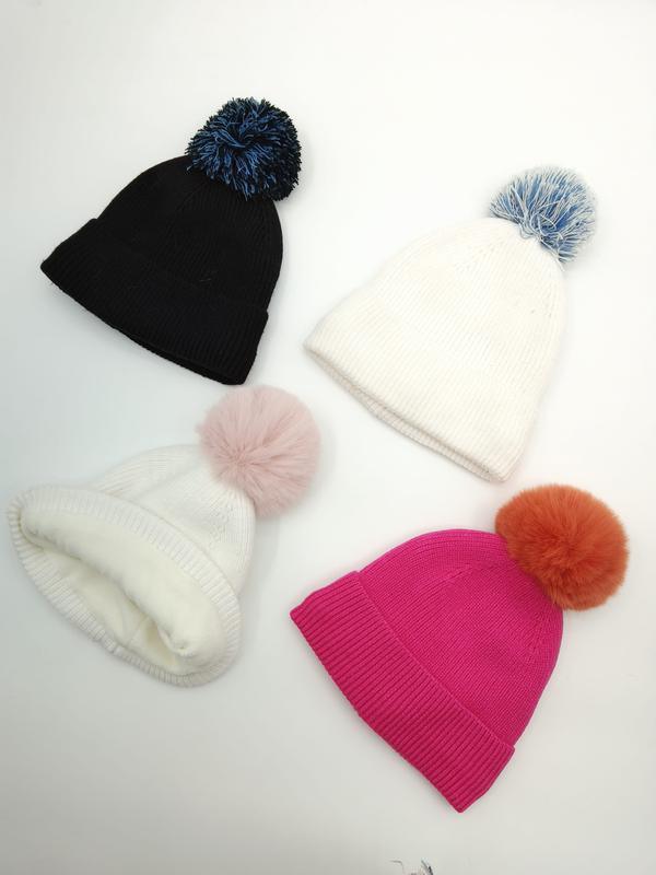 «Fire ribbestrikket luer med pompom i svart