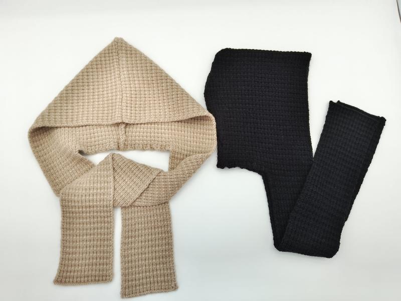 Beige og svart strikket skjerf og lue-sett med hette i waffle-mønster