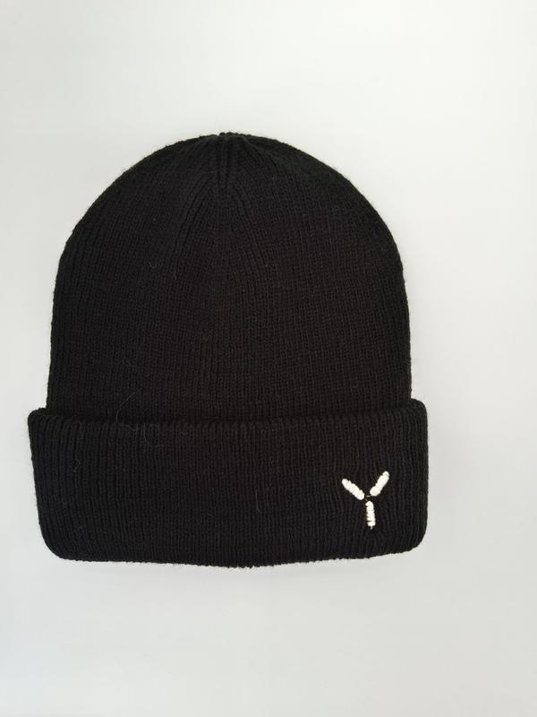 Svart ribbestrikket lue med hvit brodert logo