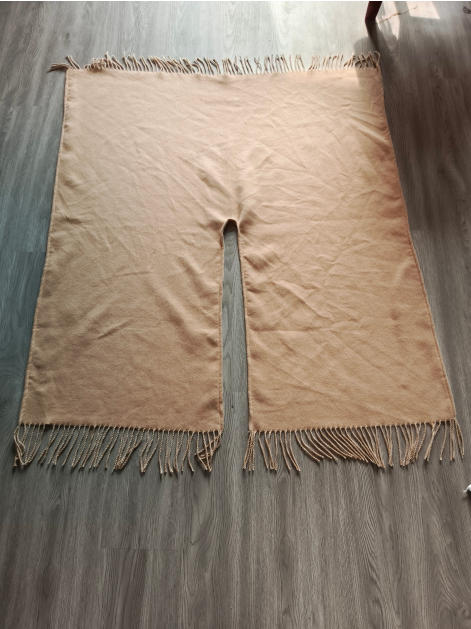 Beige vevd poncho med tvunnet frynsekant