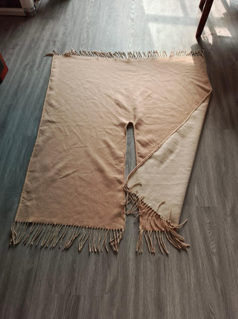 Vendbart vevd pledd i beige og krem med tvunnet frynser