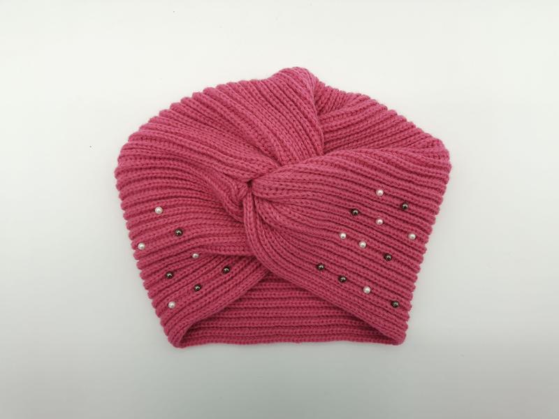 «Rosa ribbestrikket turban-lue med perle- og hematittperledetaljer»