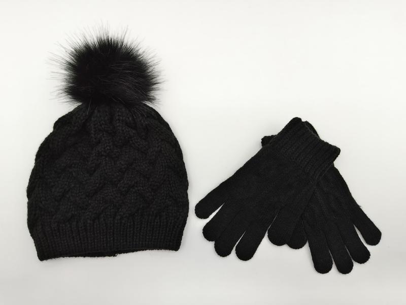 «Svart strikket lue med kunstpelspom-pom og matchende hansker