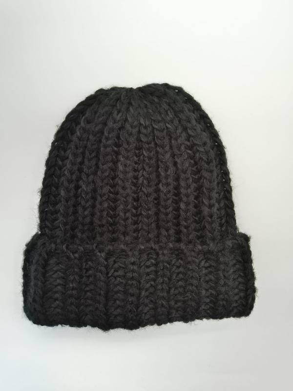 Svart oversized luestrikket ribbestrikket beanie med bred oppbretting