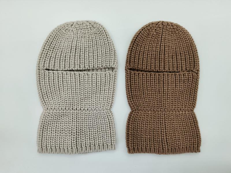 Chunky strikket balaklava i beige og brun med øyeåpning og ribbet tekstur