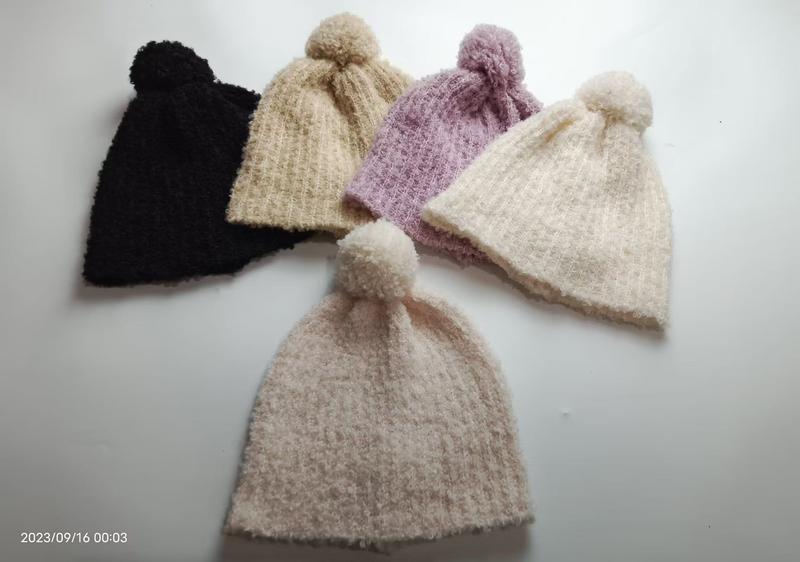 Fem strikkeluer med pompom i sort