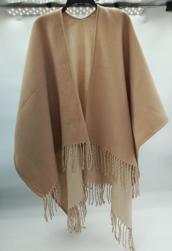 Kamelbrun ullponcho med frynser og brodert monogram