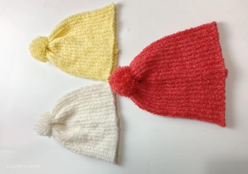 Tre strikkede luer med pompom i gult