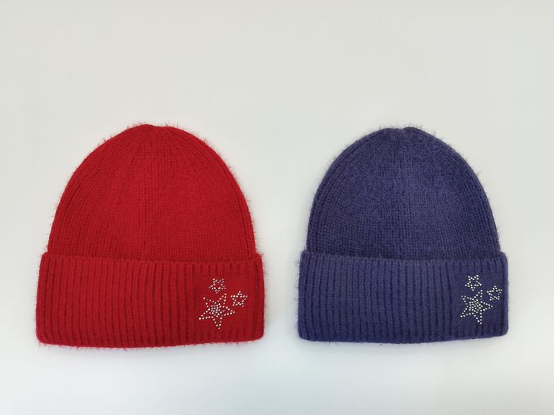 Røde og lilla strikkeluer med sølvfarget rhinestone-stjerne på kanten. Sett med 2 stk.