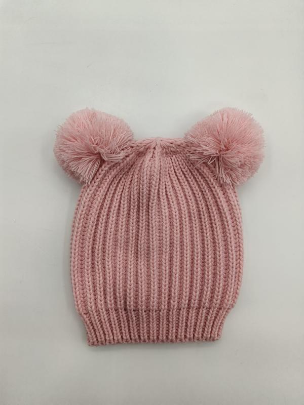 Rosa ribbestrikket babylue med to fluffy pompomper på toppen