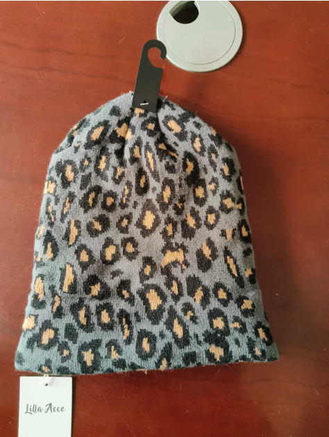 Grå strikket lue med leopardmønster i svart og beige