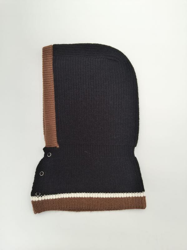 «Svart ribbstrikket balaclava-hette med brun kantbånd