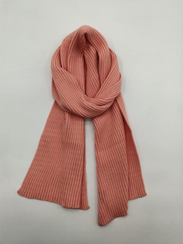 Støvrosarosa ribbestrikket vinterskjerf med fin tekstur og myk drapering