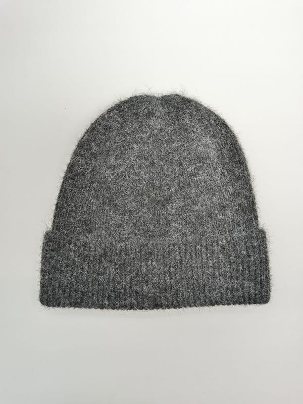 Grå fluffy strikket lue med ribbet kant
