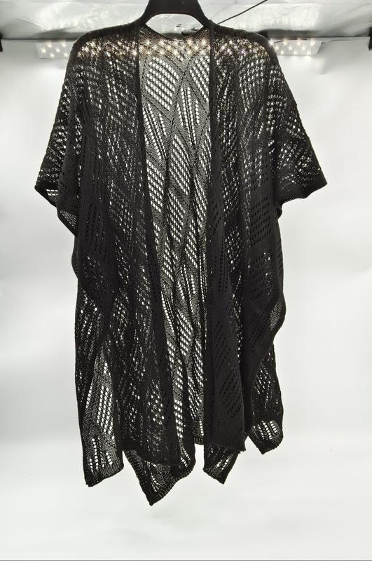 Svart kimono-cardigan i åpen hekle-strikk med diagonalt blondemønster