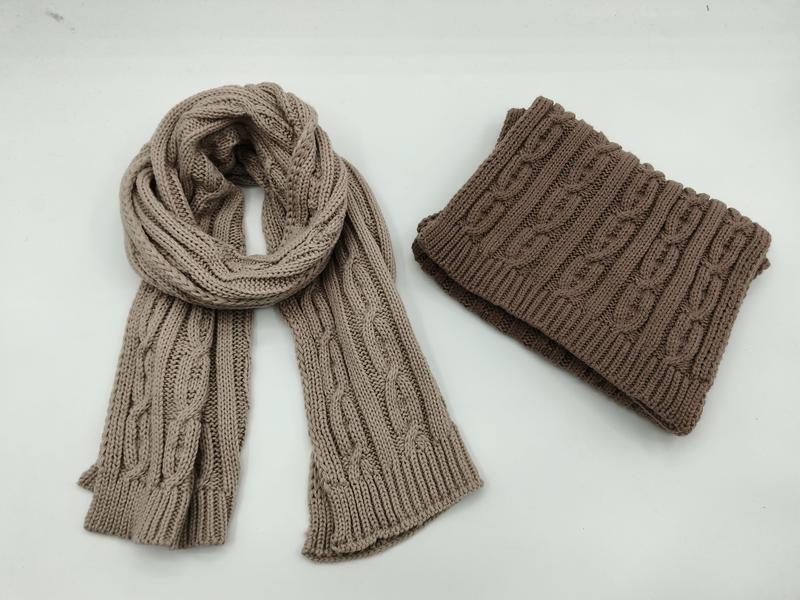 «Kablet strikket skjerf i beige og brun halsvarmer/snood på hvit bakgrunn