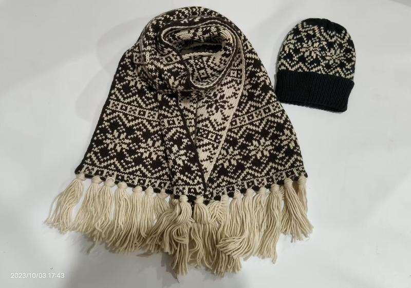 Brun og kremfarget Fair Isle-strikket skjerf og lue med snøfnuggmønster – grossistsett på hvit bakgrunn.