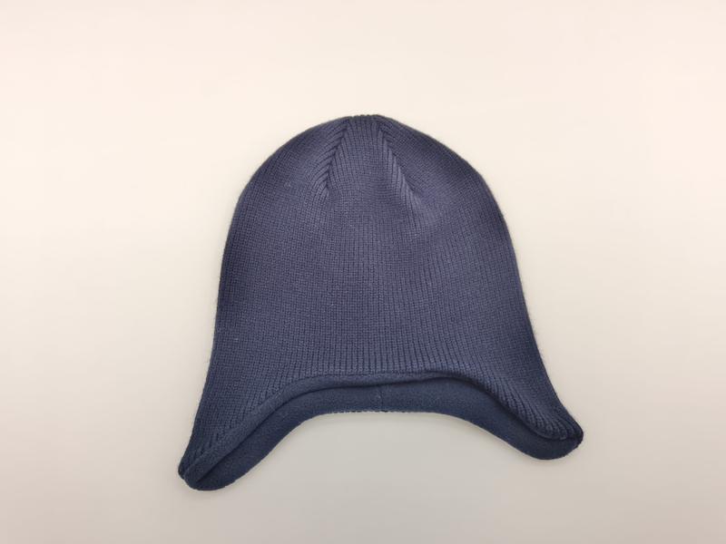 Marineblå strikket lue med øreflapper